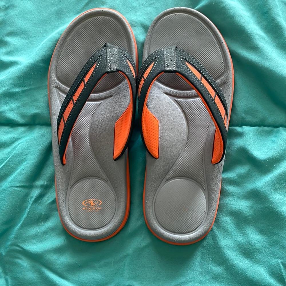Boys size 6 flip flops